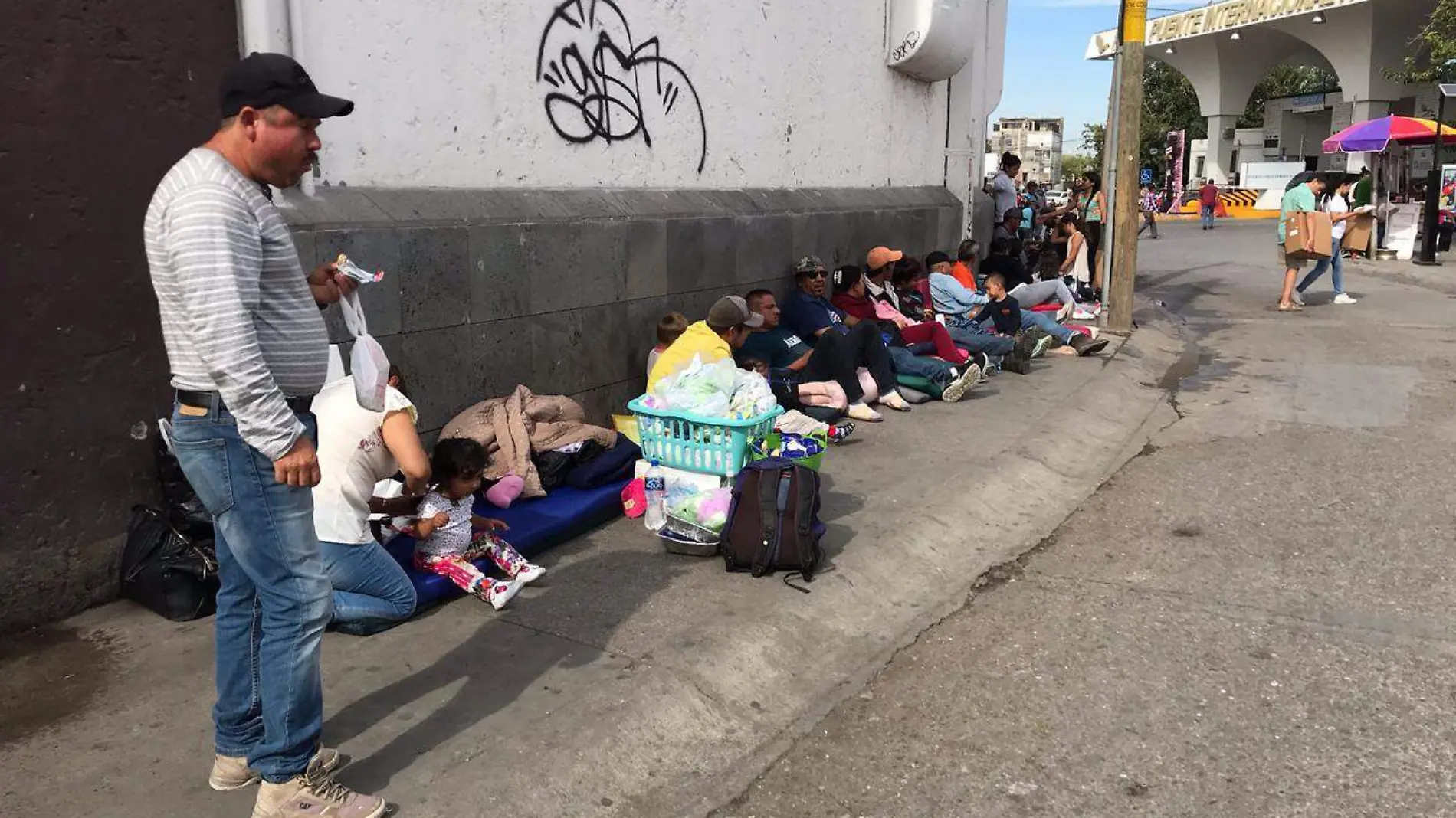 MIGRANTES MEXICANOS PUENTE SANTA FE (8)